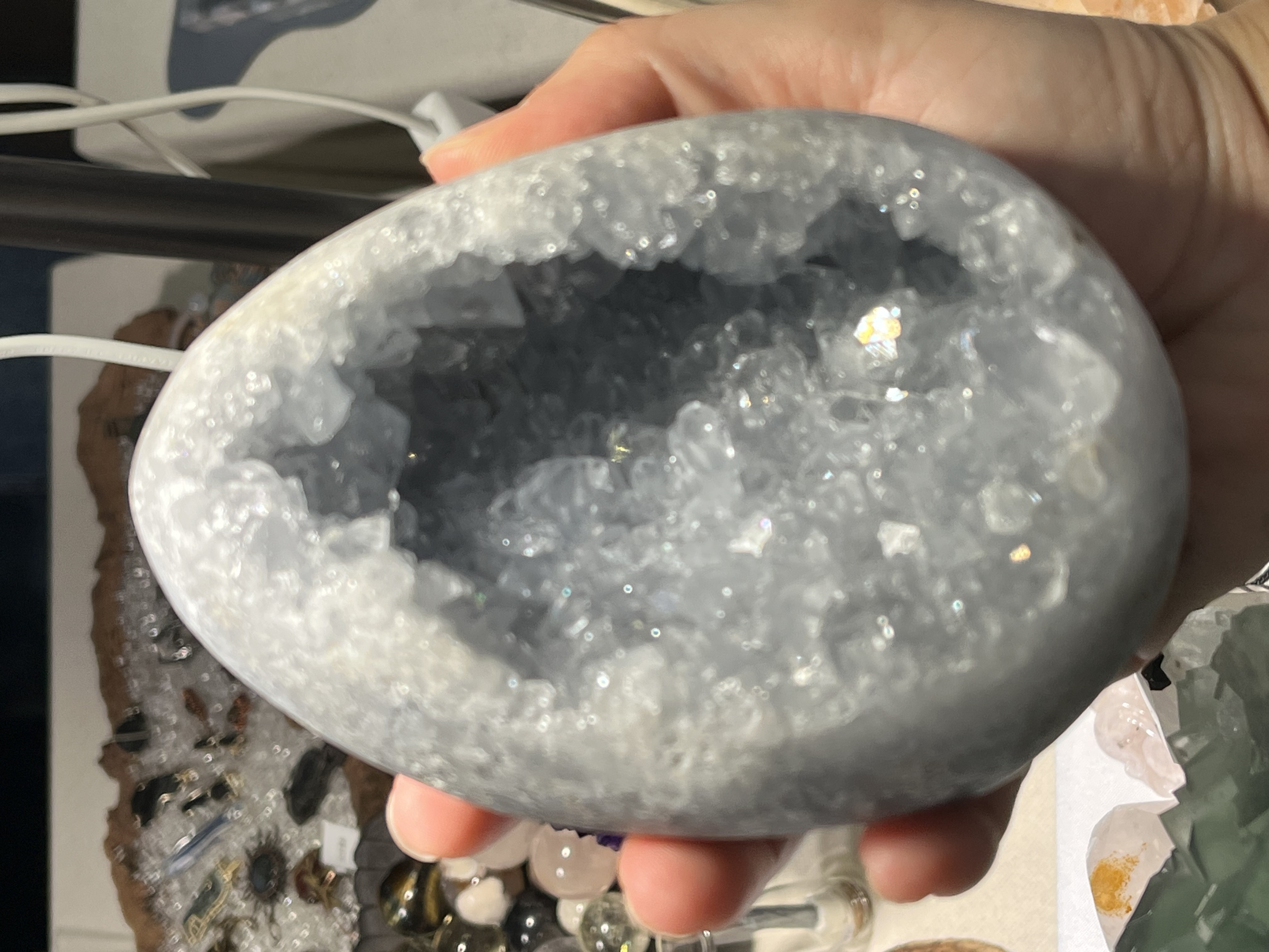 岩值 — 天青石晶洞，藍灰色晶簇布滿洞內閃爍生輝